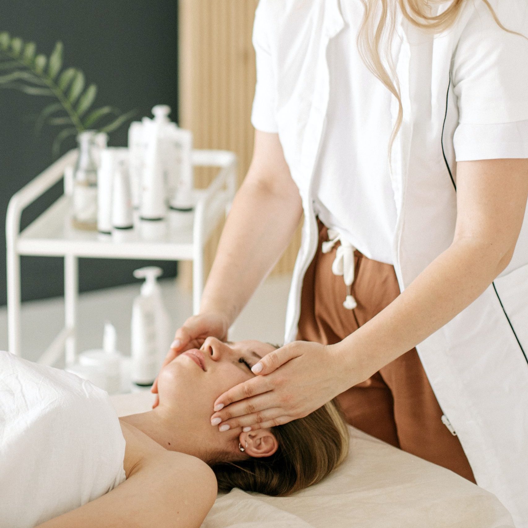 pexels-ivan-samkov-5659010 facial massage